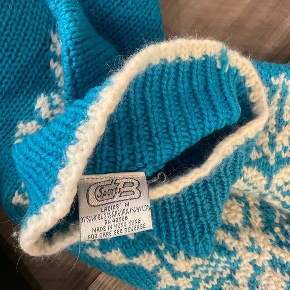 Blue and White Vintage Christmas Sweater - Picture 5 of 5